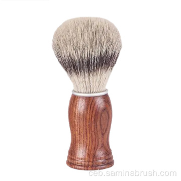 Ang mga high grade nga mga lalaki nga nag-brush sa duha ka kolor